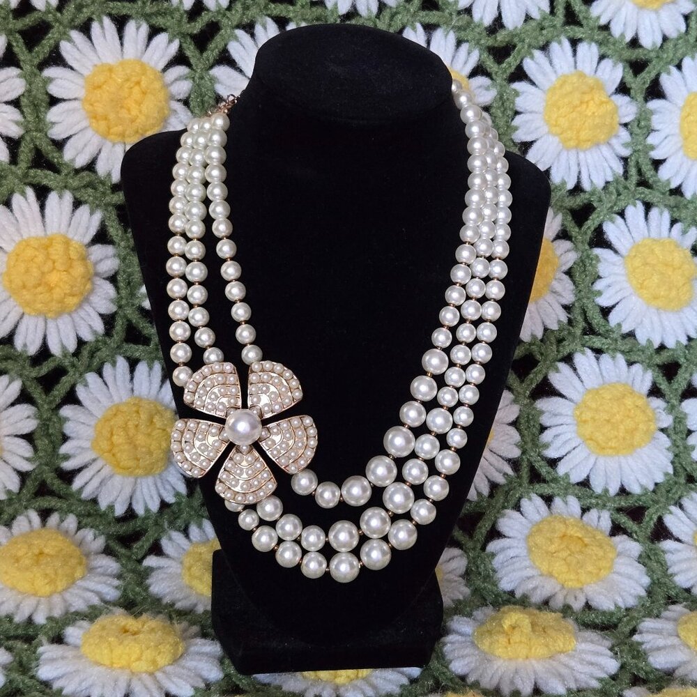 Graduated Faux Pearl Flower Necklace